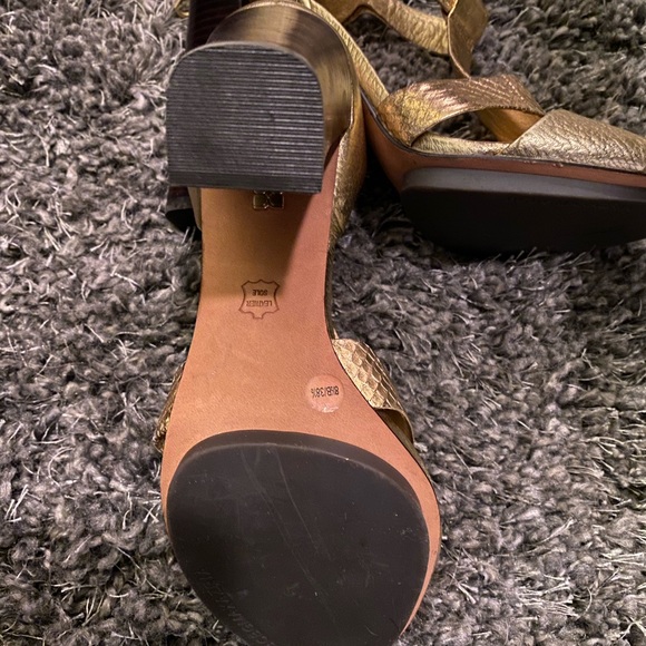 BCBGMAXAZRIA Shiny gold size 8 1/2 stacked heel - Picture 3 of 5